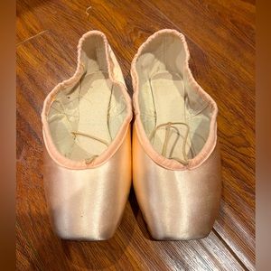 Suffolk Spotlight Pointe Shoes